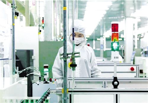 工人在天合光能越南太阳能电池组件工厂内工作.